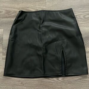 Mini skirt w slit